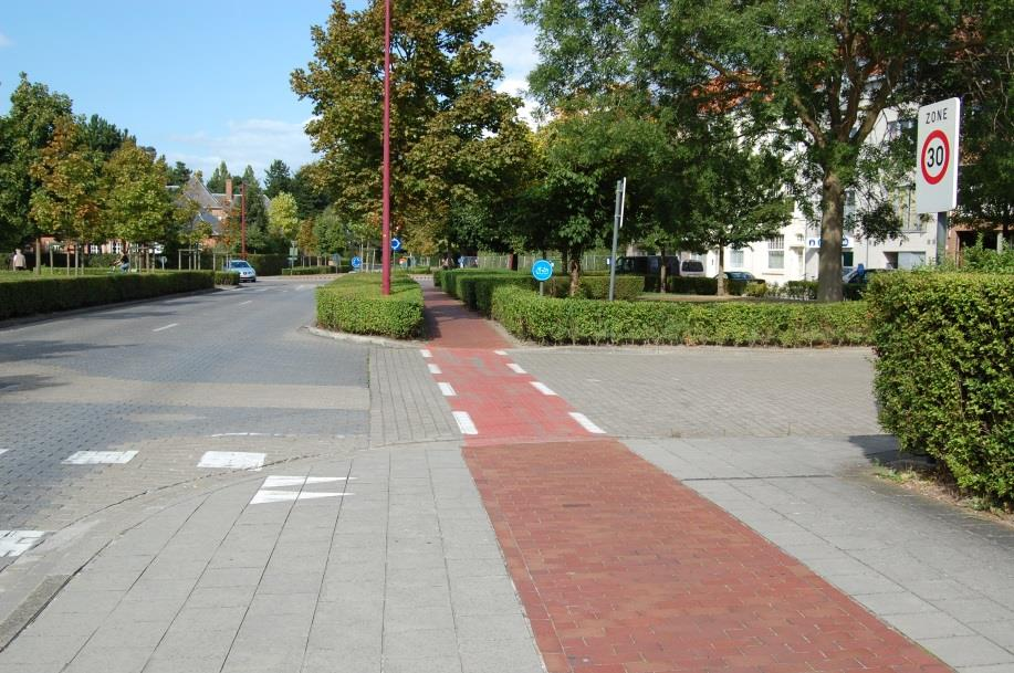 CP12 PARKLAAN - MEEUWENLAAN Kruispunt met voorrang van rechts, MAAR : De lln rijden op een fietspad en behouden hierdoor voorrang op de bestuurders die van rechts komen!