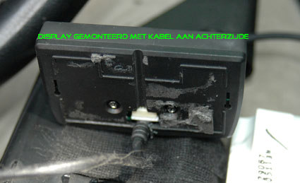 Voer de kabel nu van buiten naar binnen door het gat (stukje uitbreken) in de achterplaat van het dispay en steek het stekkertje weer voorzichtig in de print: zet de achterkant weer op het