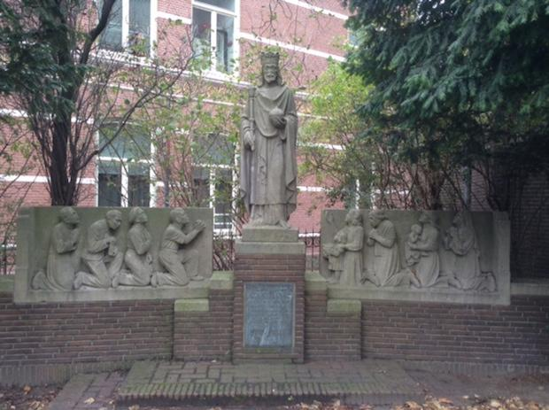 ***Na schooltijd*** BS Willibrord adopteert monument Bonifatiuskerk Juf Marlies Oehler en haar leerlingen van groep 8 van basisschool Willibrord gaan zich over het monument ontfermen dat voor de