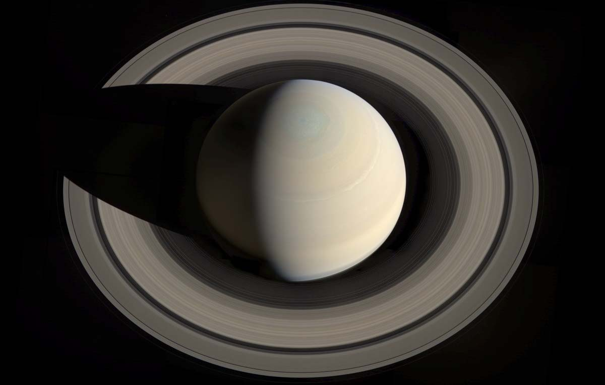 SATURNUS VAN BOVENAF GEZIEN Het NASA-ruimtevaartuig Cassini maakte op 10 oktober 36 opnames. Daarmee ging de Kroatische amateur foto precessor Gordan Ugarkovic aan het werk.
