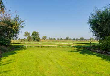 huizen van hendriks parkachtige tuin met oude knotwilgen parkachtige tuin terrassen, vijver, beekloop, fruit De tuin is parkachtig aangelegd en ligt prachtig qua uitzicht, privacy en zon.