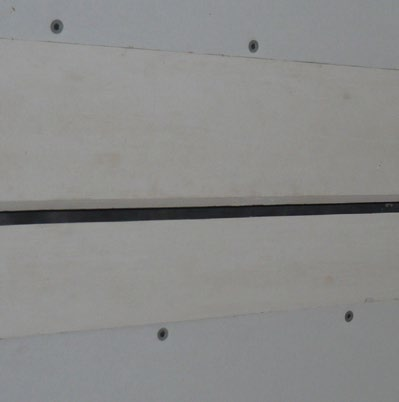 Systeem installatie Overgangen Aansluiting op gipsplafond Gipsplaten kunnen op dezelfde manier als de ROCKFON panelen worden afgewerkt (eventueel met grondlaag) of ze kunnen worden geschilderd.