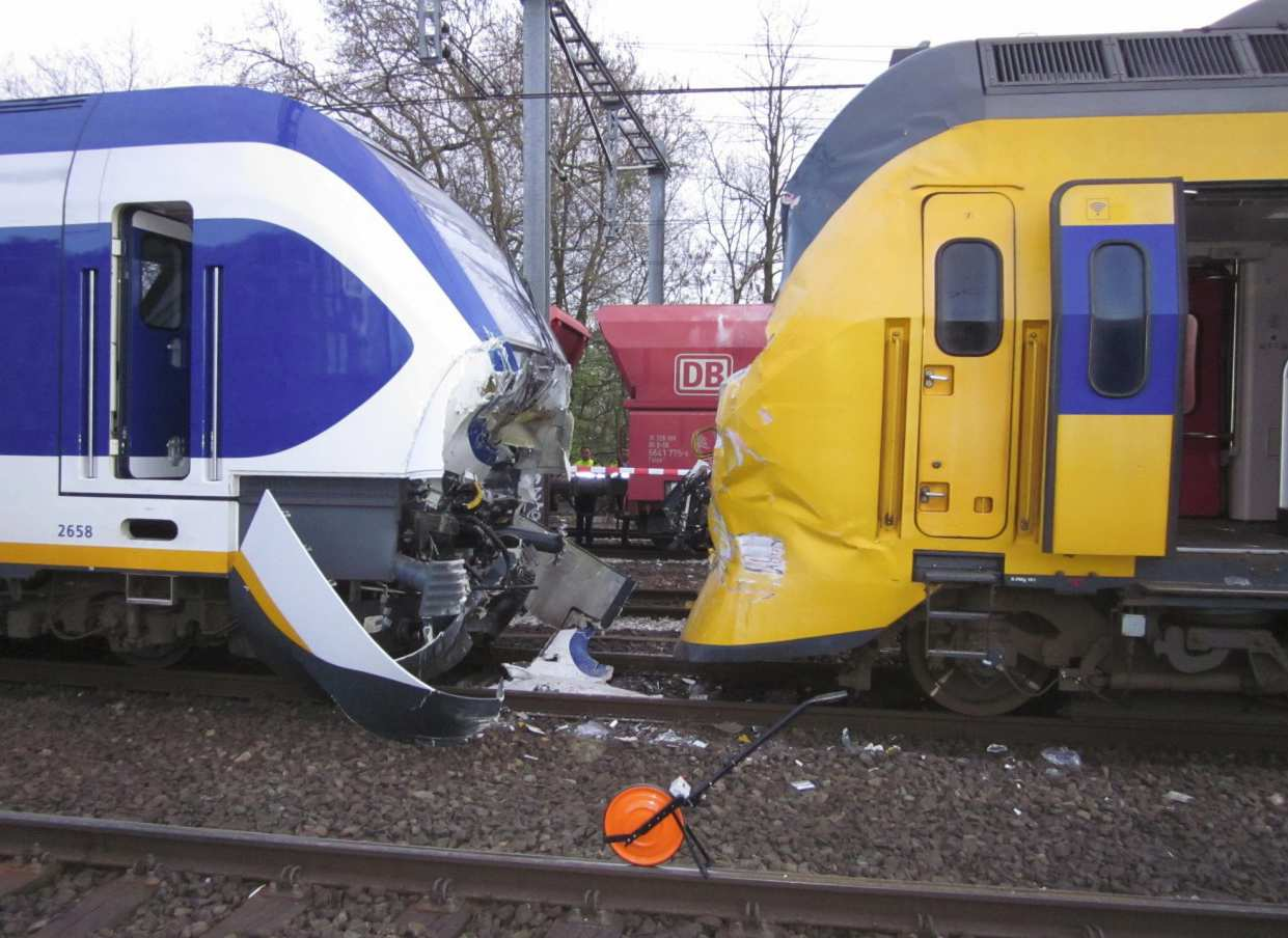 24-Uurs rapportage Botsing trein - trein te Amsterdam Singelgracht d.d. 21 april 2012 Van ProRail Regio Randstad Noord / VMJB Kenmerk Versie 2.
