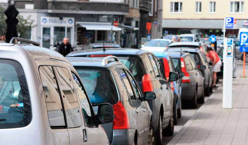 Parko jaarverslag 2014 Hoofdstuk 2 12. Op 31 december 2014 tellen we in de Stad Kortrijk 6.982 parkeerplaatsen op straat waar Parko toezicht op uitoefent. Dat zijn er 343 meer dan in 2013 (6.