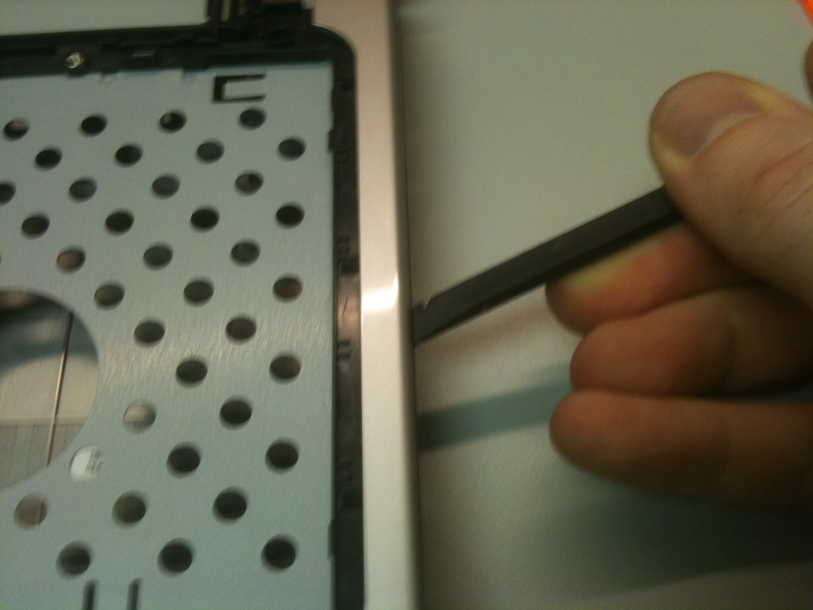 Stap 13 Verwijder de zwarte stof tape uit het midden van het toetsenbord lade om de draadloze antenne draden we eerder zagen onthullen. Stel deze tape opzij.