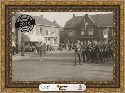 Hogestraat Druten Militairen voor de Gouden Leeuw Toen in tegenovergestelde richting marcherende groep militairen in 1956 op de T-kruising van de