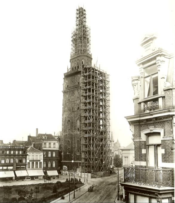 Belfort Belfort in de steigers rond 1912 De gietijzeren toren van de Stadsarchitect Roeland was dringend aan toe voor de afbraak.