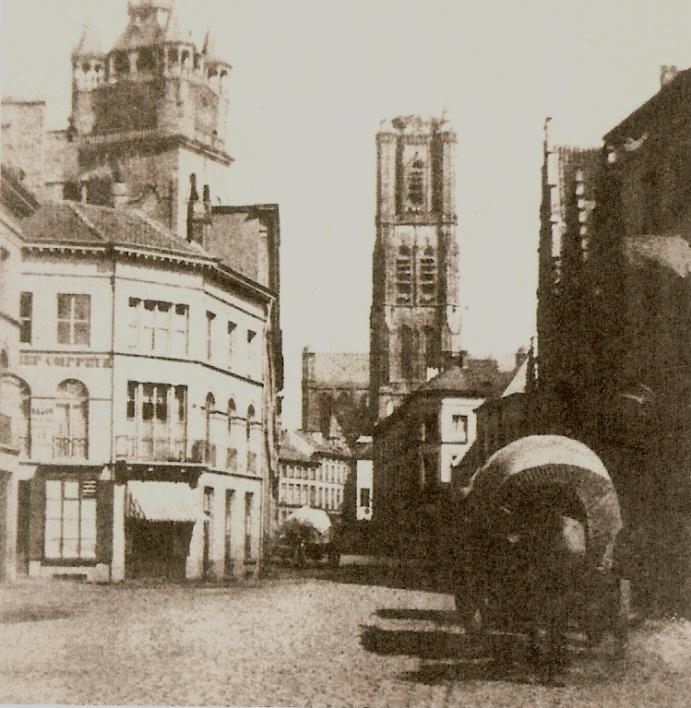 Op 22 april 1851 is men begonnen van de houten klokketoren af te breken, deze houten puntige toren die Louis t Kindt gebouwd had in 1771 was reeds een ruïne in 1839 en werd vervangen door een