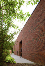 12 BOUWEN MET BAKSTEEN BINNENLANDSE ARCHITECTUUR Woning te Moorslede Declerck-Daels architecten Foto s: Filip Dujardin Op het platteland van Moorslede werd onlangs een bijzonder gebouw opgetrokken.