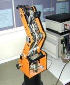 Grijper Pols Elleboog Schouder Basis Figuur 3.1: De verschillende lichaamsdelen van de robot in dat opzicht een speciaal geval: hij kan zowel rond zijn eigen as draaien (twist) als kantelen (tilt).