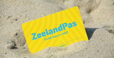Zo zie je Zeeland Pas! Met de ZeelandPas krijg je in héél Zeeland geweldige voordelen op het gebied van actieve bezigheden, cultuur, culinair, wellness, maar ook tijdens het shoppen.