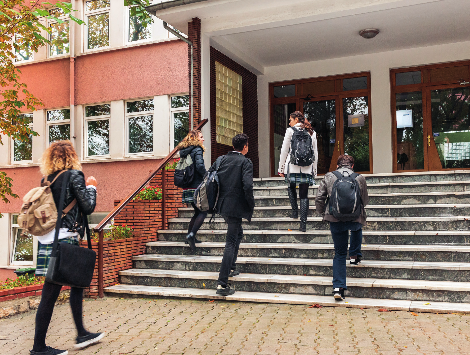 Referenties Colofon Trimbos-instituut Postbus 725 3500 AS Utrecht T: 030-297 11 00 Breedveld K & Lammertink N (16). Rookvrije schoolterreinen - 16. Utrecht: Mulier Instituut. Koning IM (11).