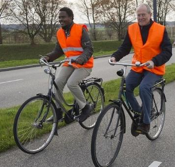 vestigt je moet kijken hoe deze staan t.o.v. andere winkels, waar wonen de klanten, hoe kunnen zij de winkels gemakkelijk bereiken? Verder geeft hij aan dat wijkwinkelcentra aanvullend zijn t.a.v. de binnenstad (en niet concurrerend) We mogen ook best tevreden zijn met het functioneren van onze binnenstad, we moeten steeds waakzaam zijn.