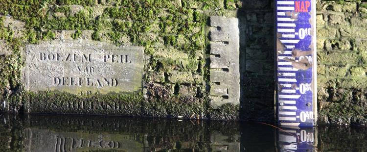 Pei lbeheer op peil Een onderzoek naar de beheer verhouding tussen op het peilbesluit en de watervergunning voor het