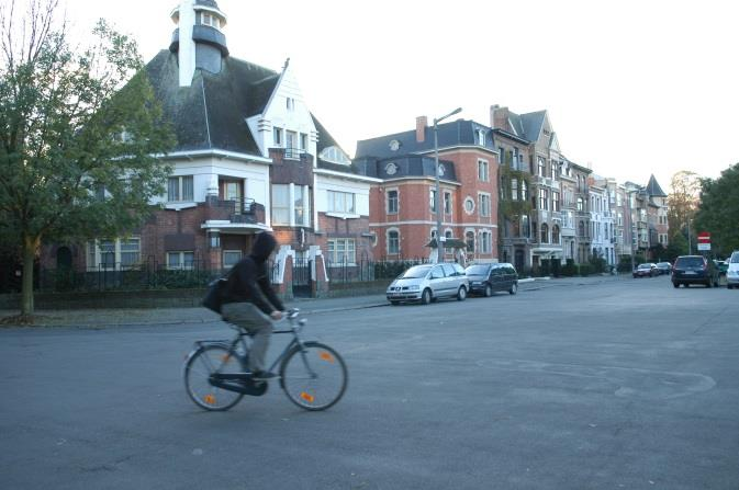 - In de omgeving van het station worden vaak fietsen gestolen. - Het stadsbestuur wil inzetten op veiliger verkeer. Daarvoor zal bvb.