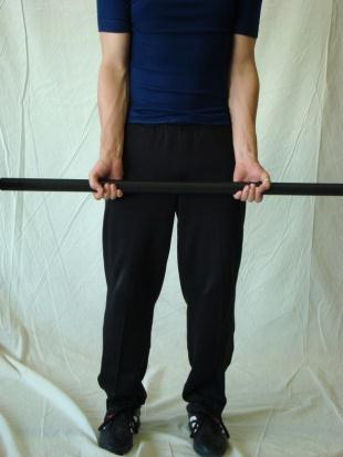 Biceps Ga in de goede houding staan. De barbell wordt iets breder dan schouderbreedte vastgepakt met de duimen naar buiten gericht.
