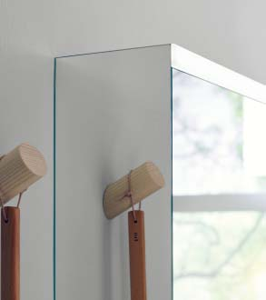 De beste maatjes van de grote, elegante, keramieken wastafel zijn de spiegelkast met een gedetailleerde binnenkant en aantrekkelijke, spiegelende zijkanten.