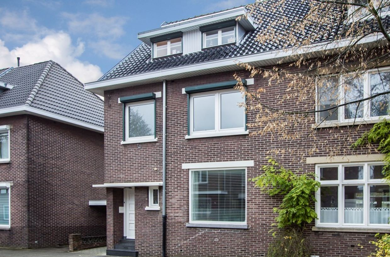 Abtenlaan 34 6461 JH Kerkrade Inleiding In de wijk Holz ligt dit goed onderhouden en ruim halfvrijstaande jaren '30 woonhuis met aanbouw,