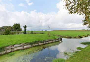 huizen van hoekstra & van eck Unieke ligging nabij IJselmeer nabij het ijselmeer u kunt het water horen klotsen Gelegen aan de rand van Warder scheidt enkel de dijk, u van het IJselmeer.