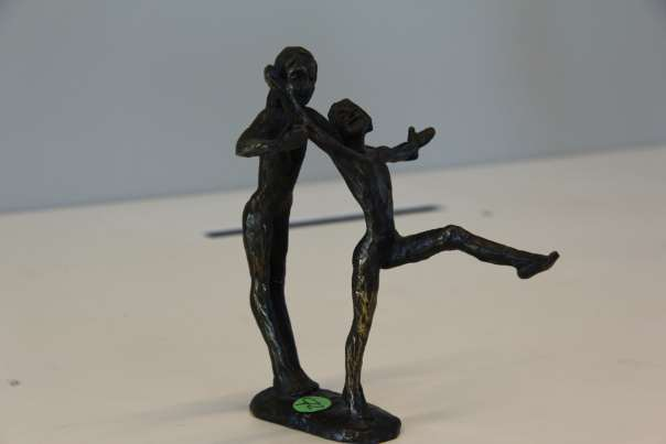 Bronzen beeldje dansend paar.