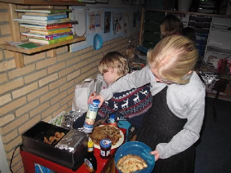 Feest! Feest, zo heet thema 6 bij groep 3 en dat paste natuurlijk heel goed on de decembermaand. Het Sinterklaasfeest was nog maar net voorbij of het Kerstfeest stond voor de deur.