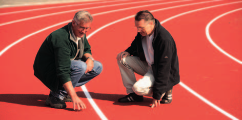 Verharding binnenterrein na coaten (goot langs de baan nog zorgvuldig afgeplakt) Aanleggen atletiekbanen: het mooiste wat er is. Eric Sarelse coördineert als bedrijfsleider bij Nootenboom Sport B.V. twaalf uitvoerders die jaarlijks 75 projecten realiseren op sportgebied.