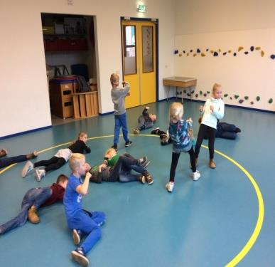 Nieuws van groep 4b/5 Theaterlessen. Op dinsdag 25 oktober zijn wij begonnen met de theaterlessen. We kregen lessen van Roel en Sanne Roos.