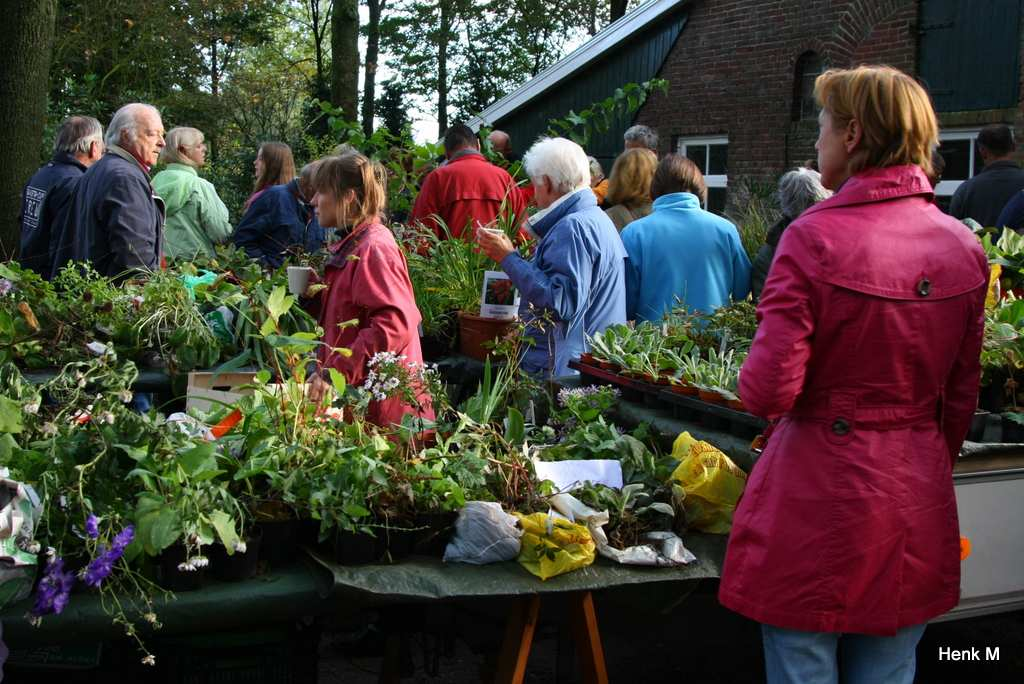 Zaterdag 14 april Plantenruilbeurs op het erf van Jan Arendsen Op onze ruilochtenden kunt u collega tuinliefhebbers een groot plezier doen met stekken, delen van vaste planten, bollen en zaden die u