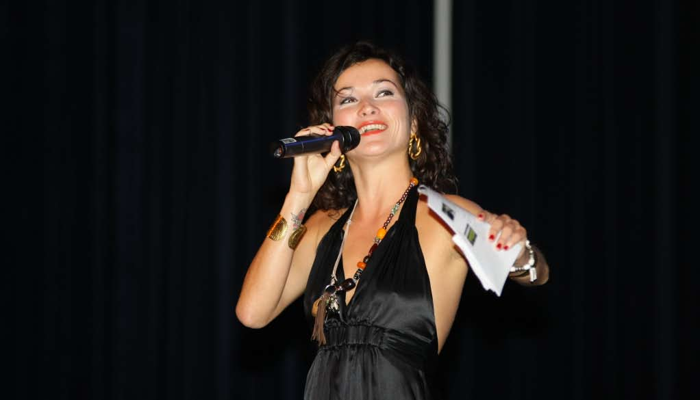 Birgit Schuurman op een benefietavond Introductie 2008 was een jaar waarin Stichting4Life een sterke groei heeft doorgemaakt.
