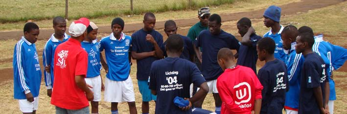 Kibera voetbalteam Onderwijs Inmiddels gaan bijna 100 kinderen dankzij Stichting 4 Life naar school.