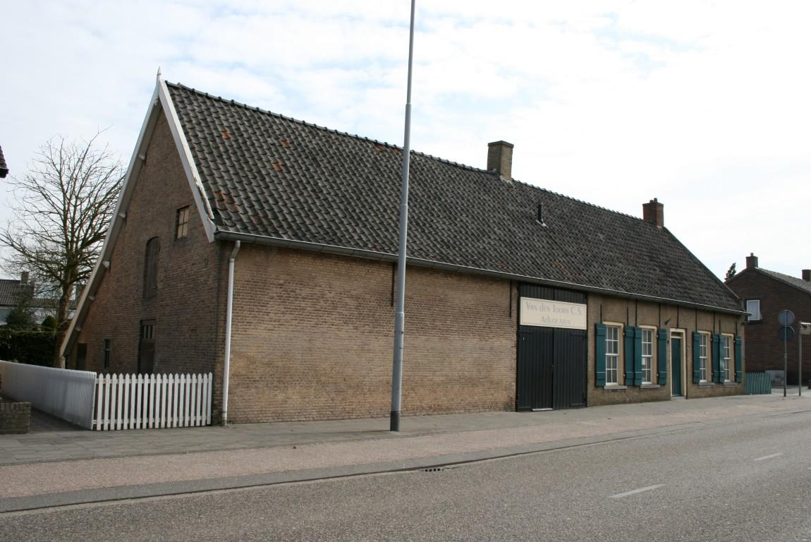Godfried Schalckenstraat 33 Langgevelboerderij Maatschappij van Welstand, herbouwd 1880. Kern voor 1800.