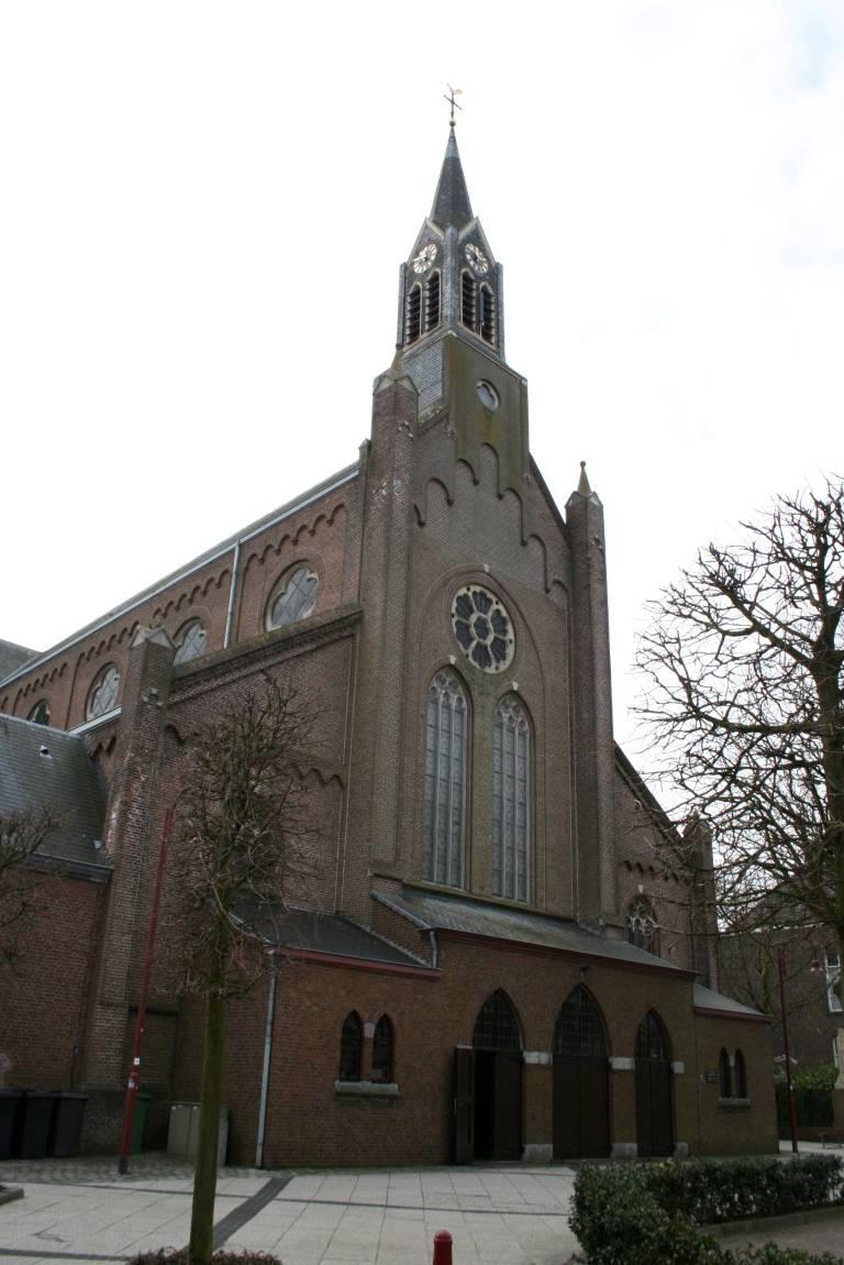 Kerkstraat 8 R.K. kerk H. Bernardus, 1870. Neogotische kruiskerk met kleine klokkentoren.