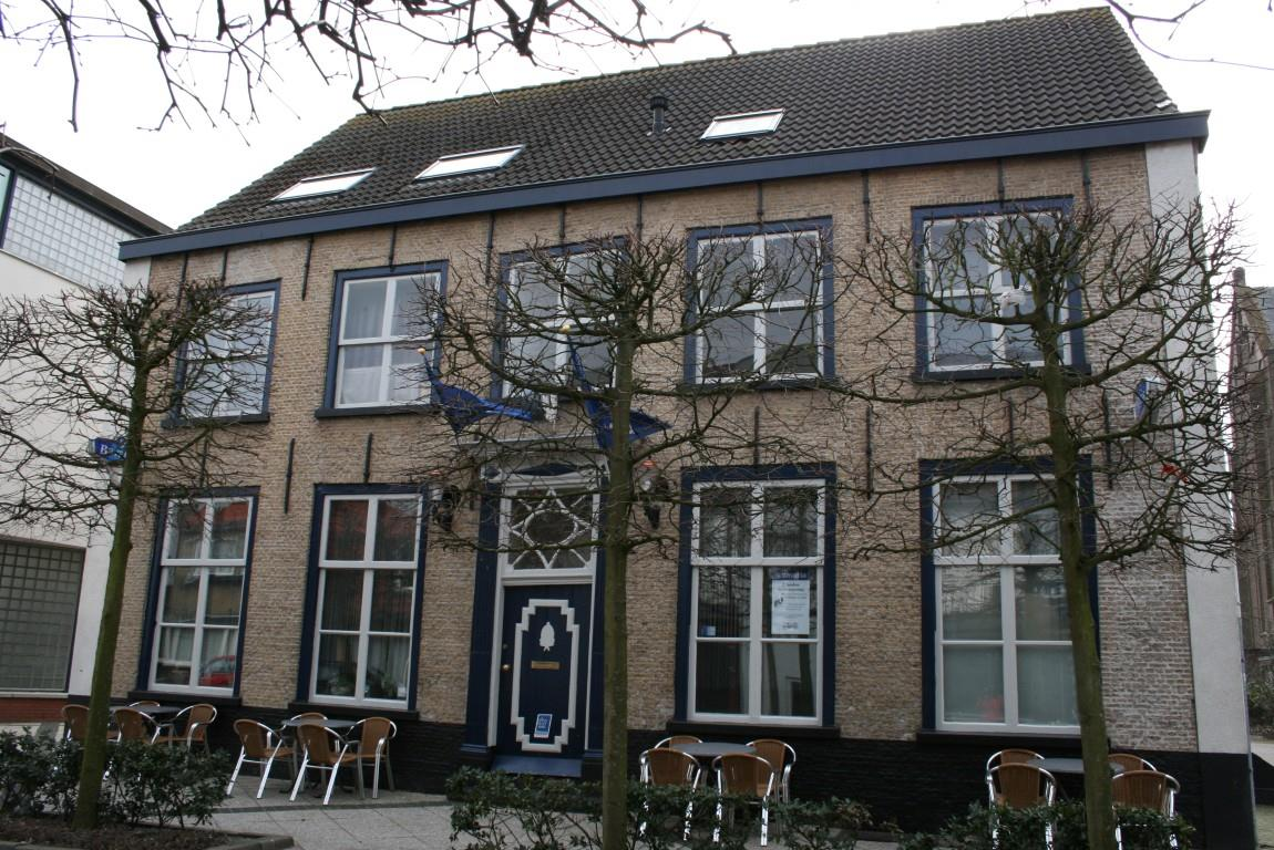 Kerkstraat 8a Oude pastorie, 1795, herbouwd 1814. Classicistische opzet, gemetseld in IJsselsteen.