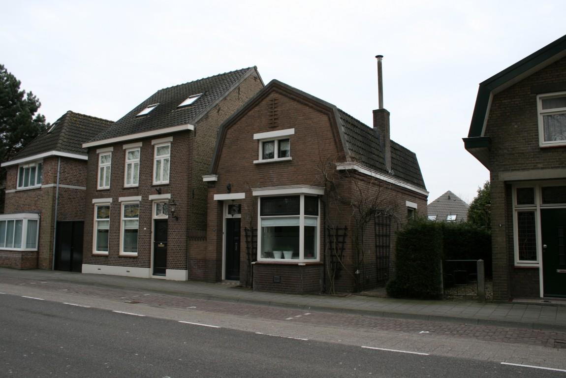 Adelstraat 17 Karakteristiek woonhuis onder Mansardedak, ca. 1930. Detailleringen in o.a. het metselwerk zijn kenmerkend voor de bouwperiode en omgeving.