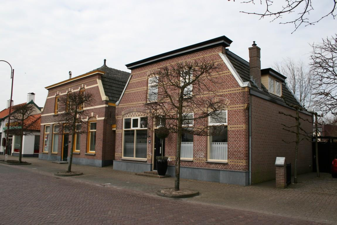 Kerkstraat 29 Winkel-woonhuis (bakkerij), 1910. Verbijzonderingen in gele strengperssteen.