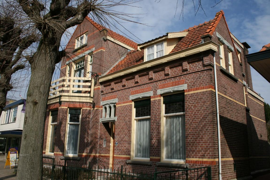 Marktstraat 24 Woonhuis van aanzienlijk formaat, 1913. Verbijzonderingen in rode en gele strengperssteen.