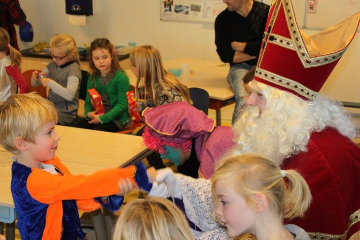 Sinterklaas We zijn blij dat de Sint en de Pieten uiteindelijk toch nog onze school hadden gevonden en wat een feest werd het.