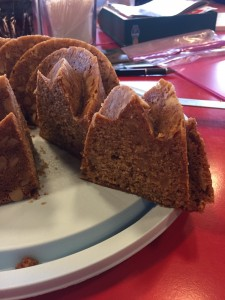 kleine stukjes tussen zitten. (Zo ziet de cake er aan de binnenkant uit, de spijs is een beetje door de cake gesmolten ) Klop de boter samen met de suiker wit en romig met een (hand)mixer.