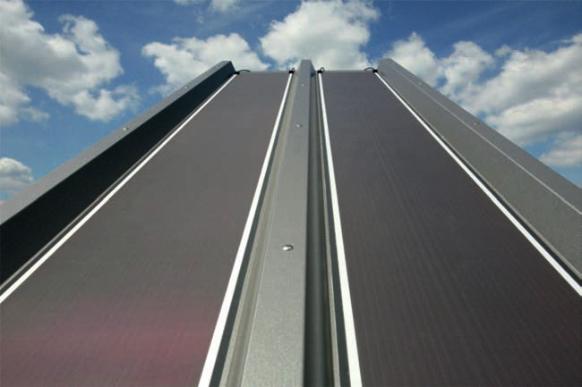 Figuur 8 Zonnefolie op basis van dunne-film silicium toegepast op stalen dakplaten Foto: HyET Solar Laten we de ontwikkeling van zonnestroomtechnologie eens wat nader onder de loep nemen.