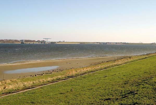 overtollig water op de Oosterschelde gespuid. De belangrijkste zoetwaterbron voor het Veerse Meer is polderuitslag.