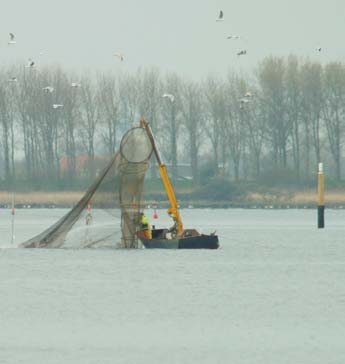 Vissersschip voor de afsluiting van de Veeregatdam met de situatie in het Grevelingenmeer.