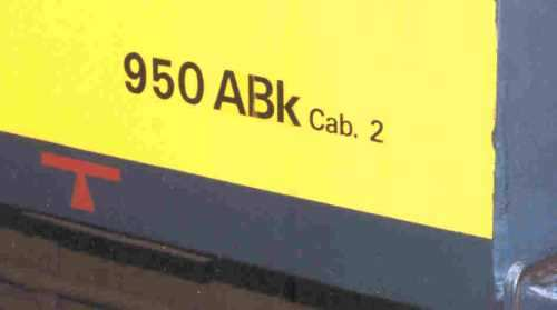 deur van de machinist (zie foto); Cab 1 is de officiële voorkant, Cab 2 de achterkant. De aanduiding Cab 2 doelt op de achterkant van de trein. Overige aanduidingen: treinserienr.