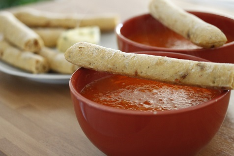 Wie is er niet dol op een goede kom verse tomatensoep en het is zo simpel om te maken. Dit recept voor een pittig tomatensoepje is ook echt heerlijk en populair!