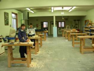 3.4.2 Kenmerken Manuele houtbewerking Het hoofddoel van de lessen manuele houtbewerking is de leerlingen vertrouwd te maken met de eigenschappen van de verschillende houtsoorten en plaatmaterialen.