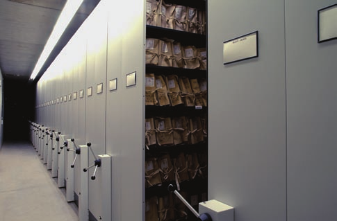 De grootste archiefbewaarinstelling in België Meer dan 200 strekkende kilometer archief Een van de archiefruimtes van het Rijksachief te Anderlecht Compactus in het Rijksarchief te Bergen Archieven