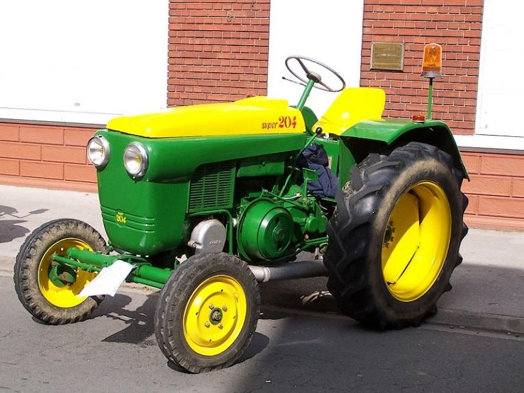 op Vierzon 403 voor de fabriek in Vierzon Bij de 403 (6160cc) met een vermogen van 40 pk die gelijktijdig op de markt kwam was het niet veel beter gesteld In 1959 wordt deze vervangen door de 403 D.