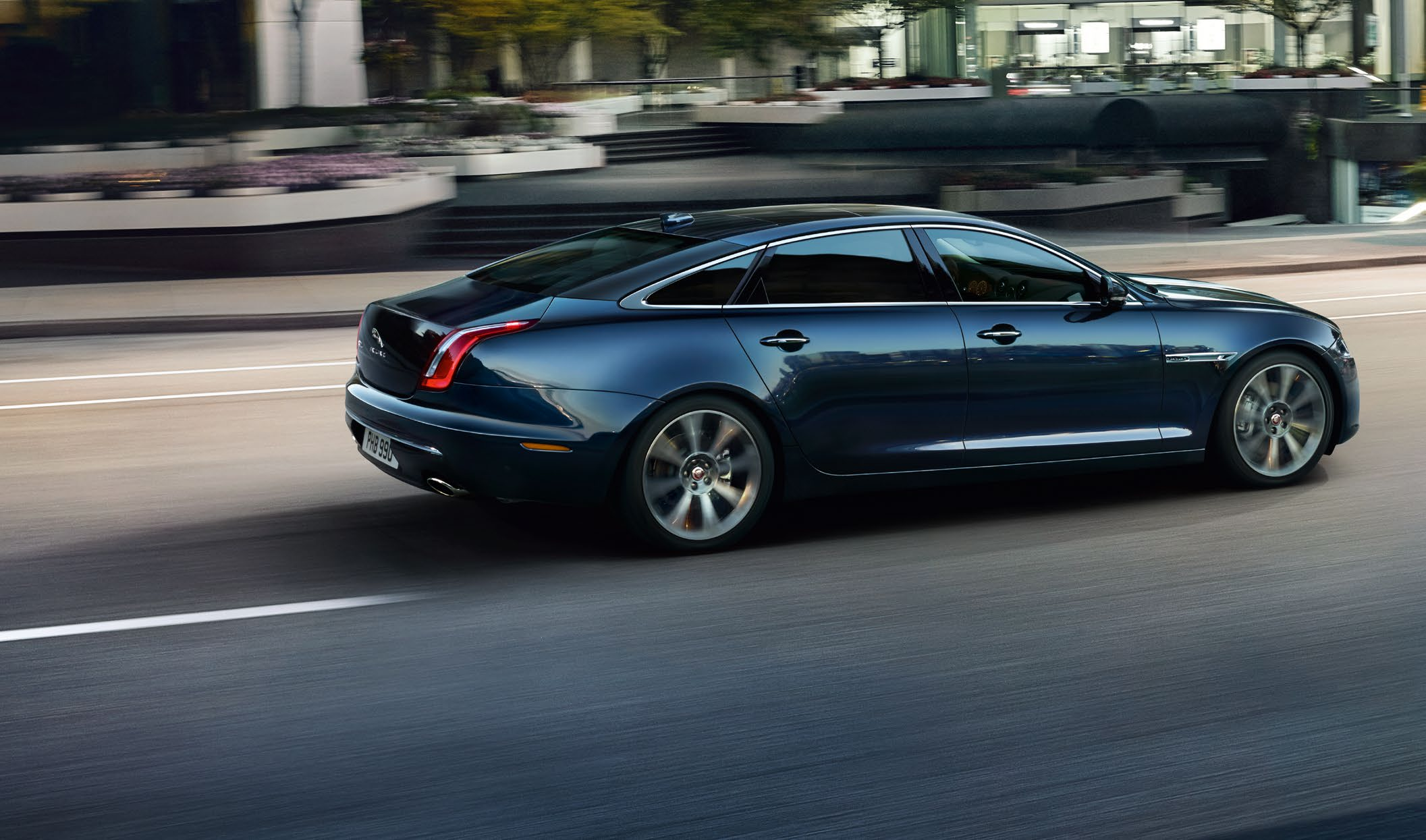 JAGUAR XJ De Jaguar XJ is het summum van weelderige luxe, levendige prestaties en baanbrekende technologie.