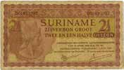 2293. Suriname. 1 gulden. Bankbiljet. Type 1940. - Zeer Fraai. 40,- (Pick. 105). Serienummer U04627. - Zeer Fraai. 2298. Suriname. 2½ gulden. Bankbiljet. Type 1950. - Fraai. (Pick. 109).
