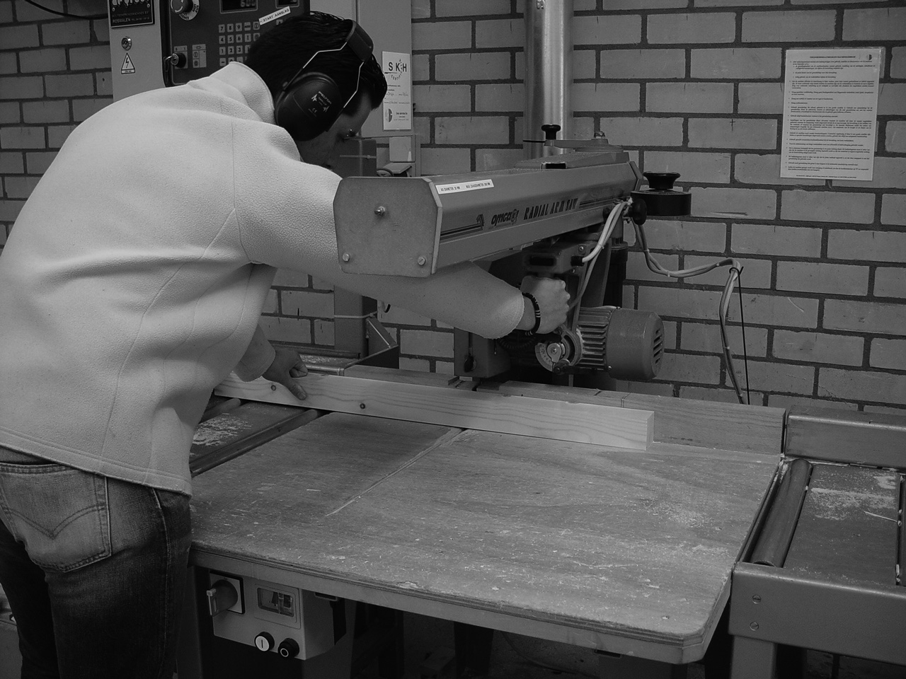 BLOK 2.1 Massief hout haaks afkorten 2.1.1 Oriënteren BLOK 2.1 Je werkt in de machinale werkplaats van een meubel- of timmerbedrijf. Je hebt met een collega het hout voor de opdracht geselecteerd.
