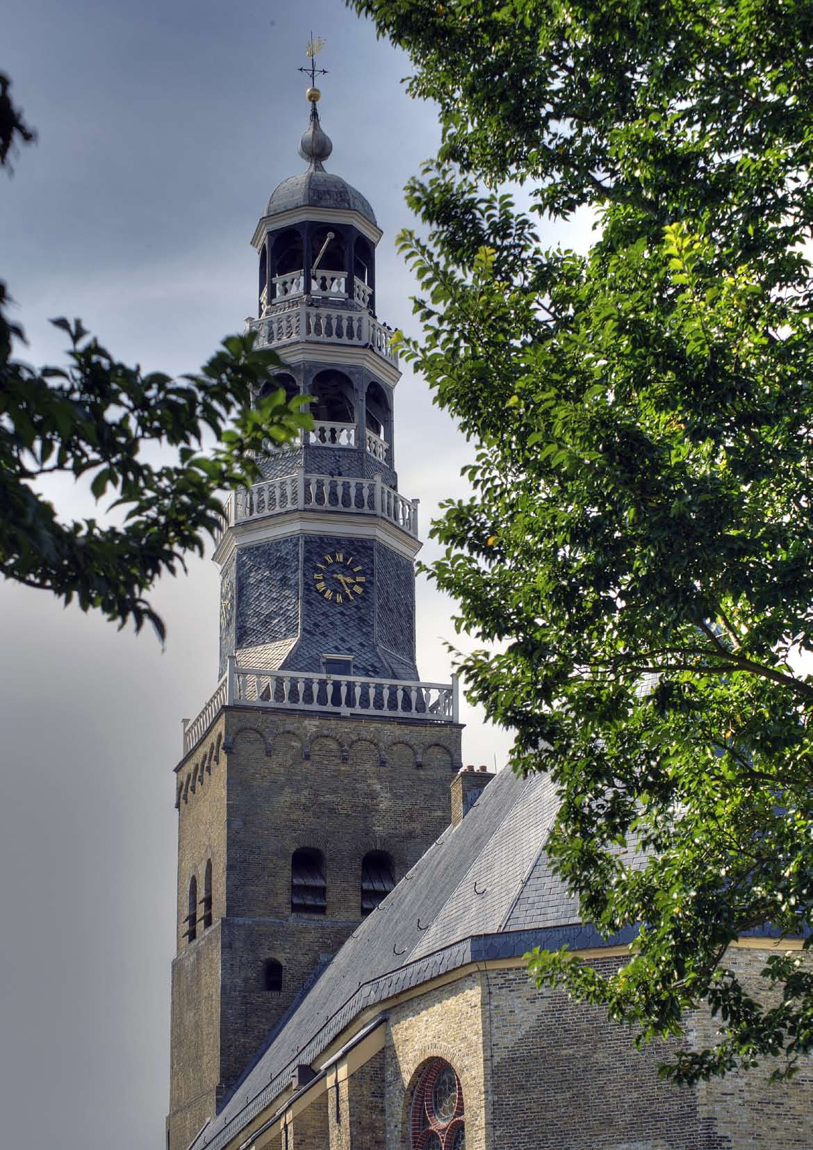 NEDERLANDSE TEKST Hindeloopen, gelegen in het licht glooiende Gaasterland, is het levende bewijs dat een stad niet groot hoeft te zijn om over een dergelijke variëteit aan historische gebouwen en